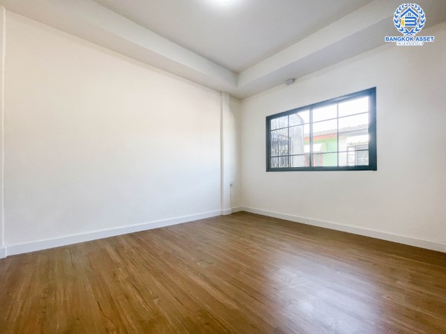 *****ทาวน์เฮ้าส์มือสองนนทบุรี ม.บัวทอง3 กาญจนาภิเษก เนื้อที่มากถึง 20 ตร.ว. ฟังก์ชัน 3 ห้องนอน 2 ห้องน้ำ 2 ที่จอดรถ บ้านรีโนเวทใหม่ พร้อมเข้าอยู่ บนทำเลเดินทางสะดวก ติดรถไฟฟ้าสายสีม่วง "สถานีคลองบางไผ่" ใกล้เซ็นทรัลเวสต์เกต ห้ามพลาด!